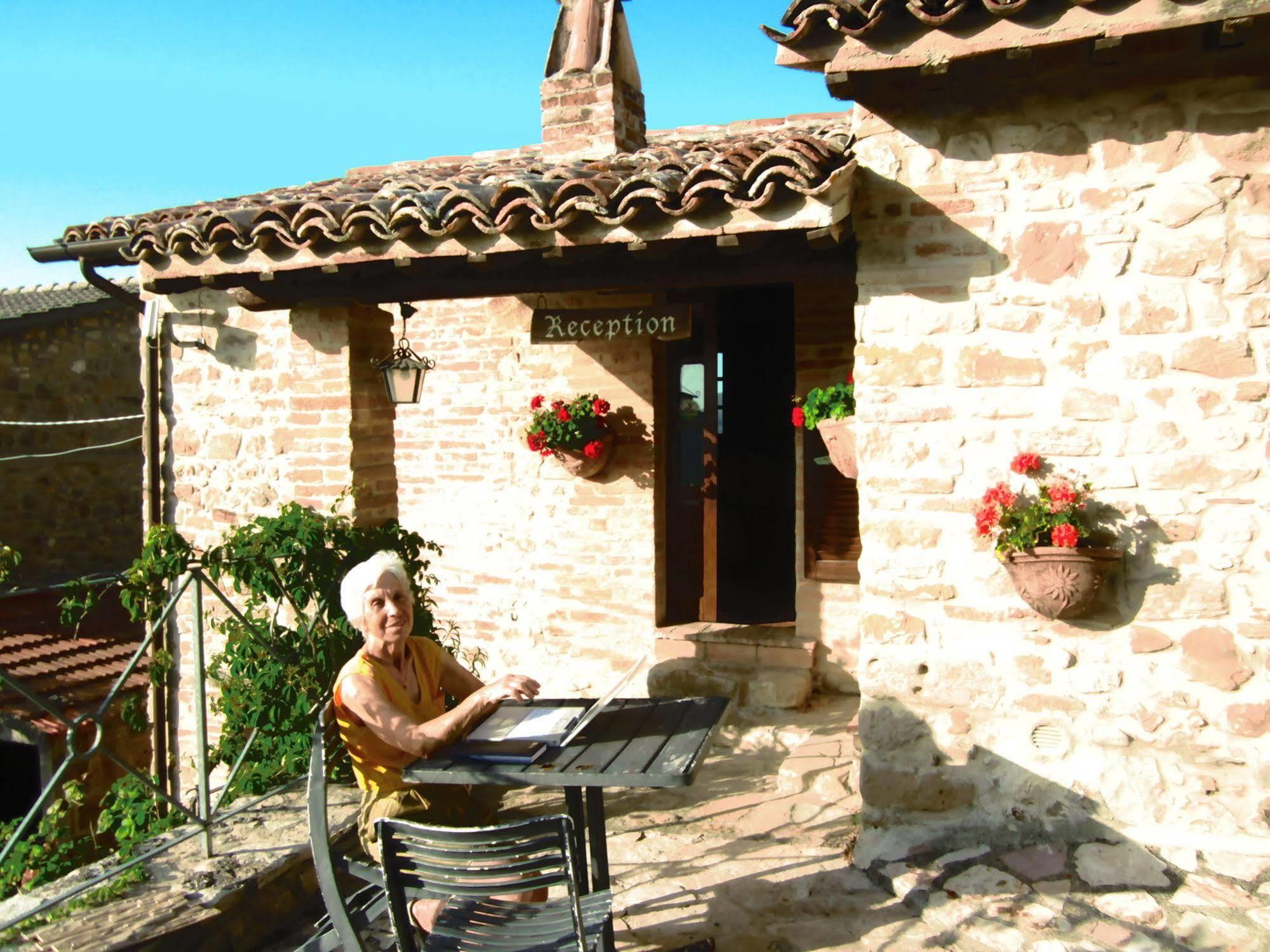 Castello Di Cisterna Apart otel Gaglietole Dış mekan fotoğraf